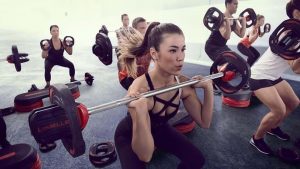 Frau macht Sport im Fitnessstudio Fit und Fun Fulda